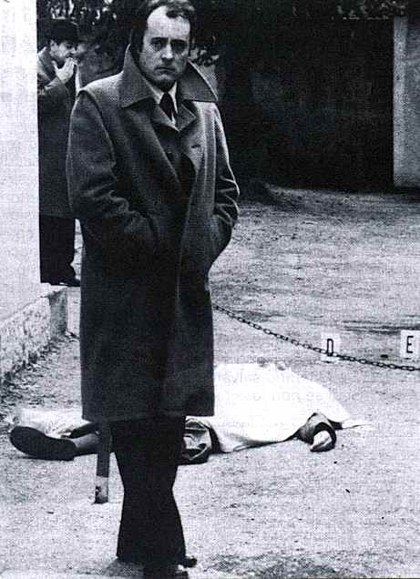 Alfredo Albanese, commissario di polizia, fotografato davanti al corpo di Sergio Gori ucciso dalle Br il 29 gennaio 1980.