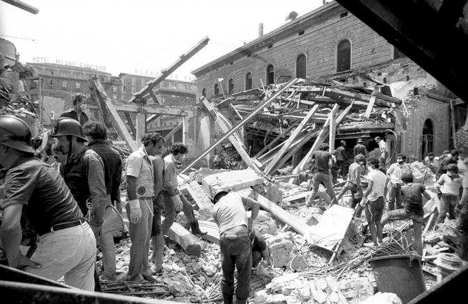 La distruzione della stazione di Bologna dopo l'attentato del 2 agosto 1980.