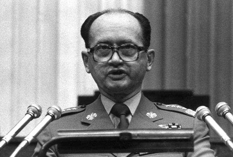 Il gen. Jaruzelski, nuovo premier polacco, propone una tregua sociale a Solidarnosc.