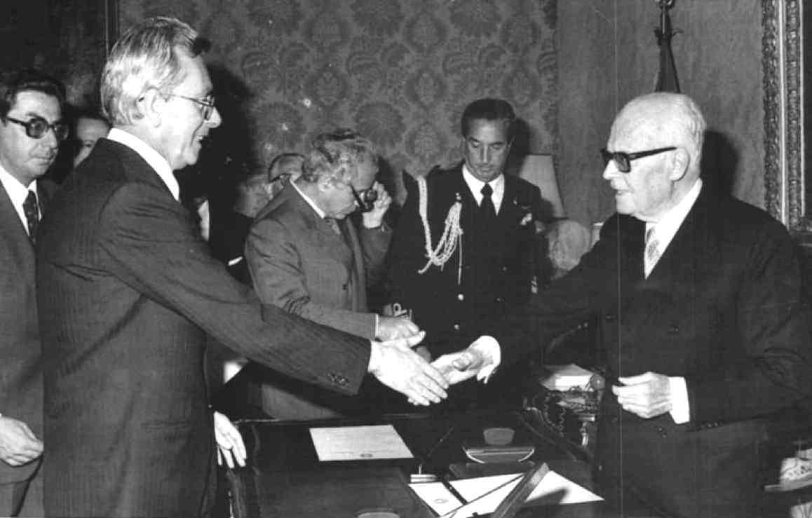 Arnaldo Forlani forma il suo I governo giurando davanti al Presidente Pertini.
