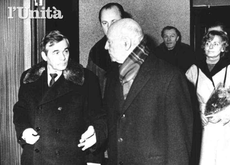 Giancarlo Pajetta (al centro nella foto), delegato del Pci, viene impedito di intervenire al congresso del Pcus e potrà esprimere le posizioni del suo partito solo al Palazzo dei sindacati sovietici.