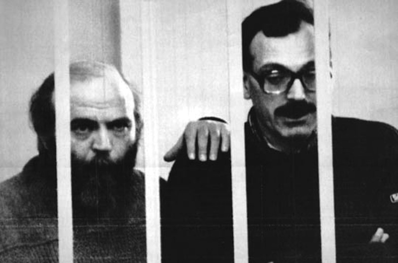 I terroristi neri Concutelli (a sinistra) e Tuti nel carcere di Novara strangolano Ermanno Buzzi, condannato per la strage di Brescia.