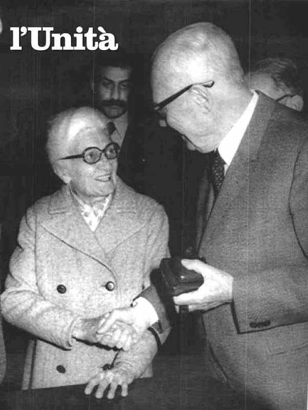 Camilla Ravera con il Presidente Pertini che l'8 gennaio 1982 la nominò senatrice a vita.