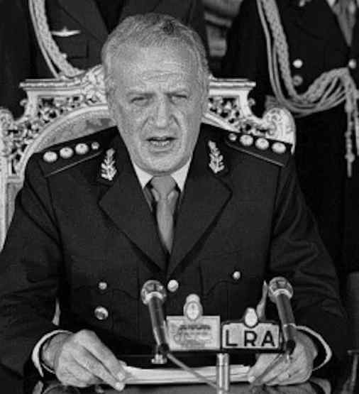 Il dittatore argentino gen. Galtieri ordina l'occupazione militare delle isole Falkland.