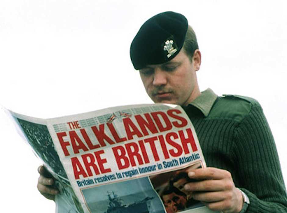 Soldato inglese pungolato dalla propaganda governativa britannica sulla questione Falkland.