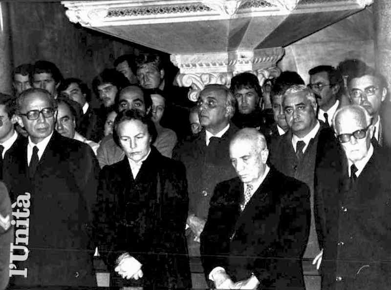 Durante lo scontro con il terrorista nero Alessandro Alibrandi, muore il poliziotto Ciro Capobianco; in foto i suoi funerali alla presenza delle massime autorità dello Stato.