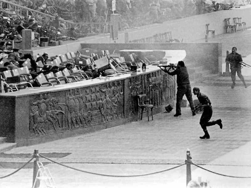 Il 6 ottobre 1981, durante una parata commemorativa della guerra del Kippur, viene ucciso il Presidente egiziano Sadat; con lui morirono nove persone.