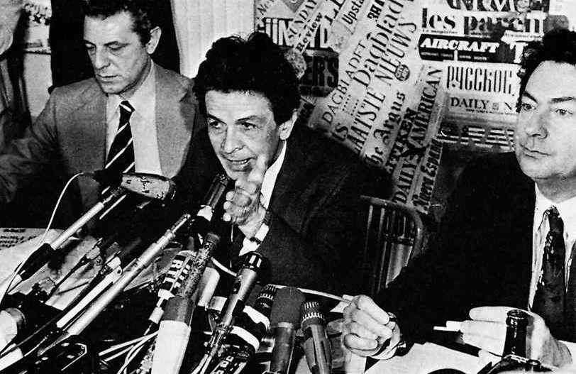 Berlinguer in una conferenza con la stampa straniera.