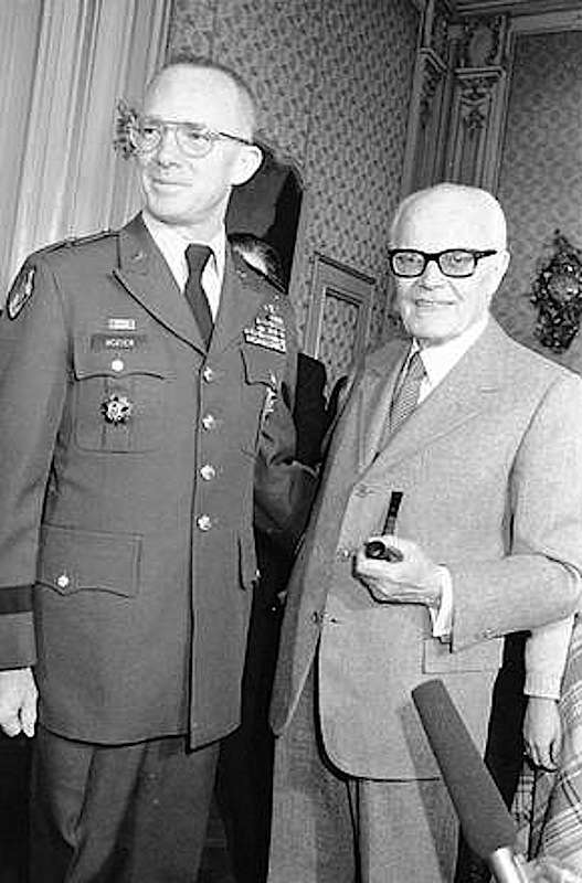 Il generale James Lee Dozier, sequestrato dalle Br, viene liberato dai Nocs il 28 gennaio 1982; nella foto è con il Presidente Pertini subito dopo la liberazione.