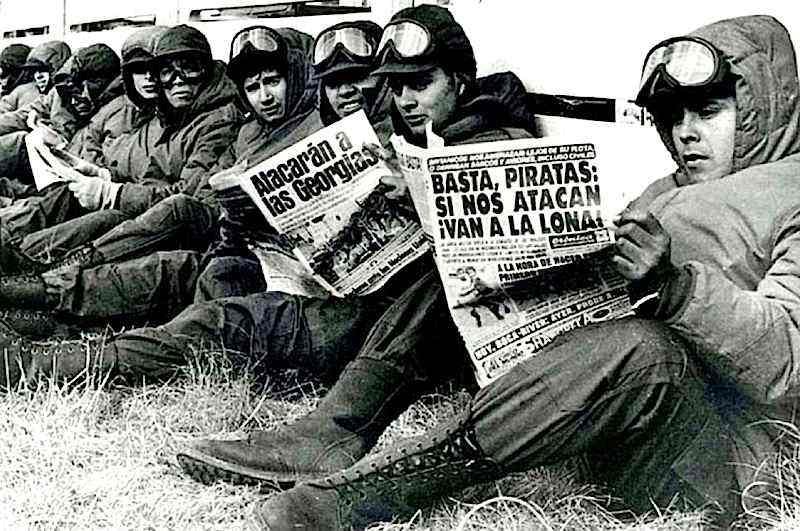 Soldati argentini caricati dalla propaganda governativa sulle isole Malvinas (Falkland in inglese).