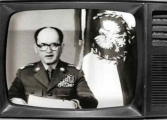 Il gen. Jaruzelski il 13 dicembre 1981 dagli schermi tv proclama la legge marziale in Polonia.