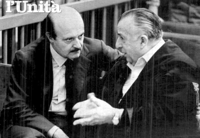 Roberto Calvi (a sinistra) durante il processo per il crac del Banco Ambrosiano, da cui uscì condannato a 4 anni di carcere.