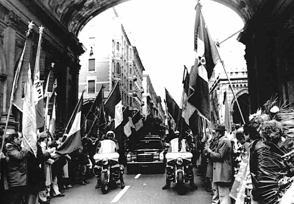 Il popolo di Genova rende omaggio alla salma di Ferruccio Parri, morto l'8 dicembre 1981.