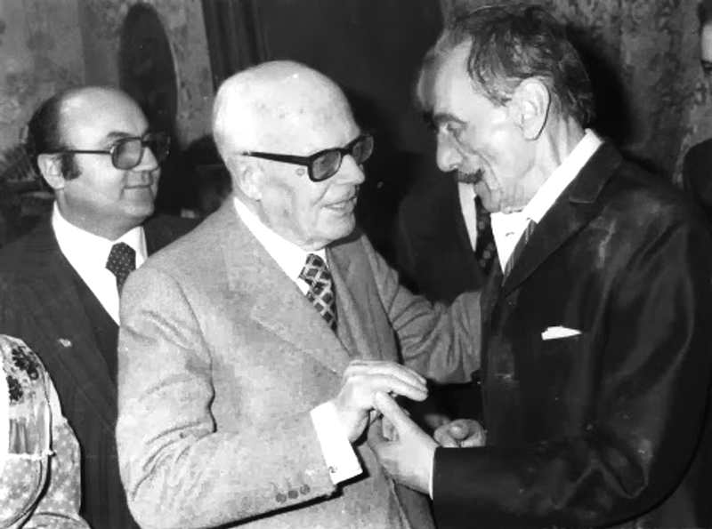 Eduardo De Filippo (a destra) con il Presidente Pertini che lo ha nominato senatore a vita il 26 settembre 1981.