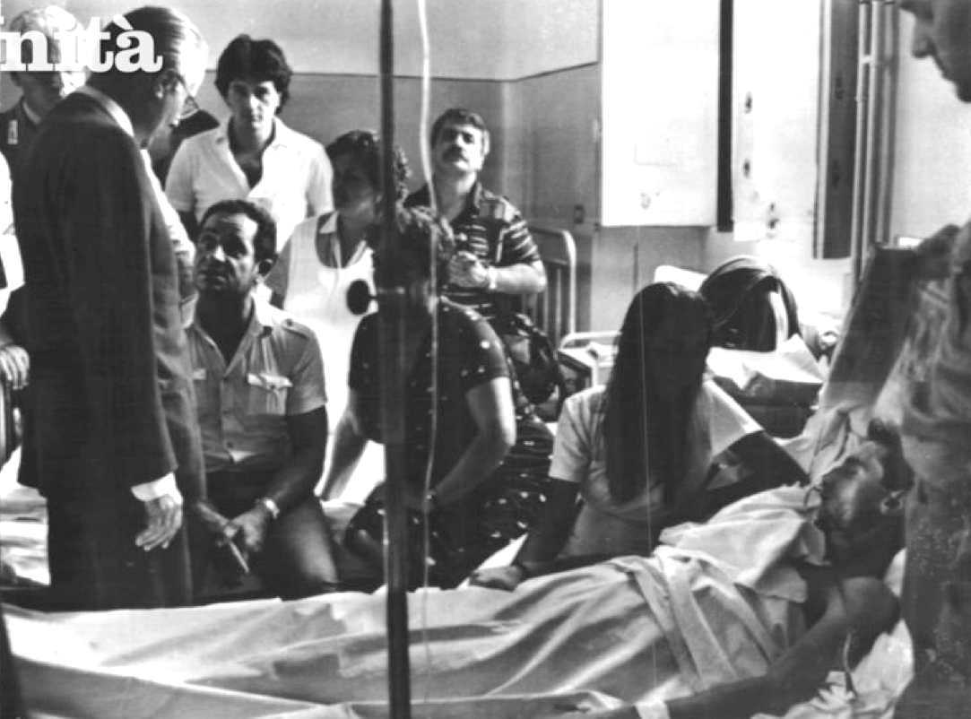 Il ministro Lagorio visita un ferito nello scontro tra brigatisti e militari dell'esercito a Salerno il 26 agosto 1982.