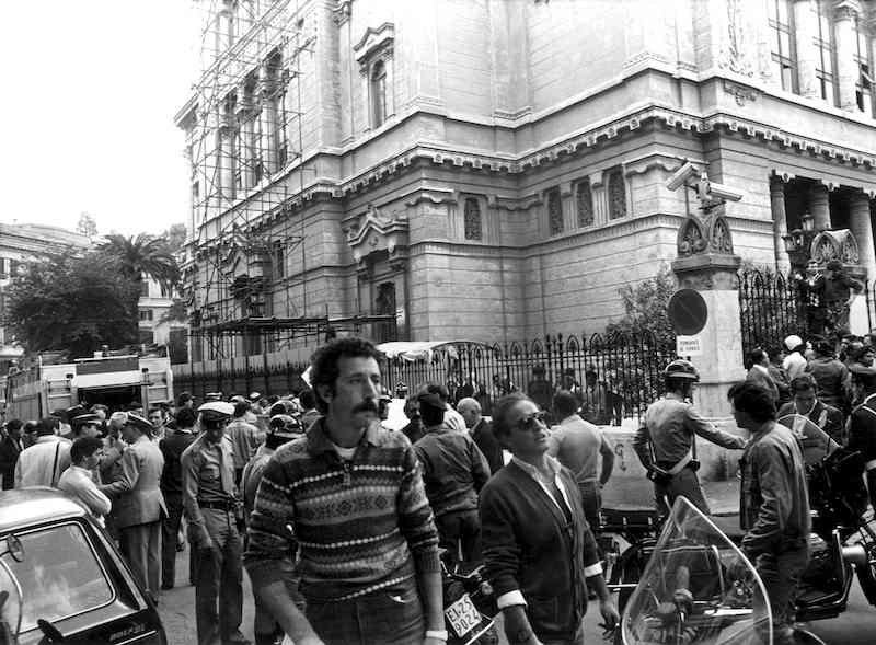 In un attentato terroristico palestinese alla Sinagoga di Roma il 9 ottobre 1982 viene ucciso il bimbo di 2 anni Stefano Gay Tachè. Nella foto la scena subito dopo l'attentato.