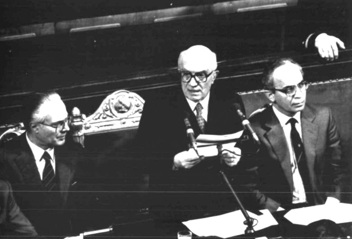 Fanfani presenta alle Camere il suo V governo.