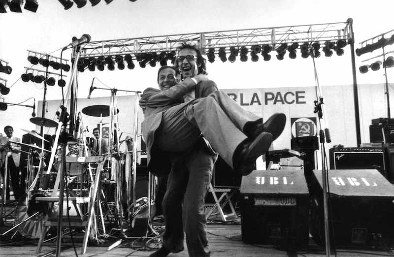 Benigni con Berlinguer in braccio alla festa dei giovani del 16 giugno1983 a Roma.