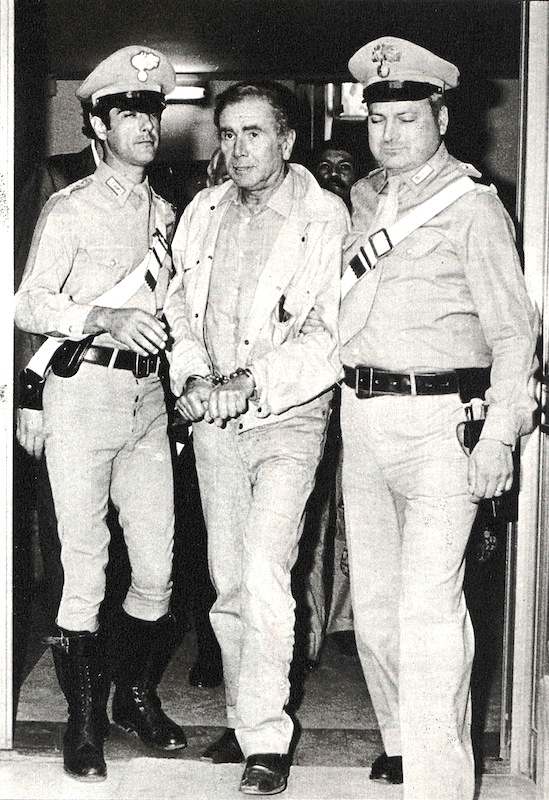 L'arresto del presentatore tv Enzo Tortora accusato di spaccio di droga nell'ambito della rete camorristica. Clamoroso caso di malagiustizia, Tortora verrà assolto con formula piena solo nel settembre 1986.