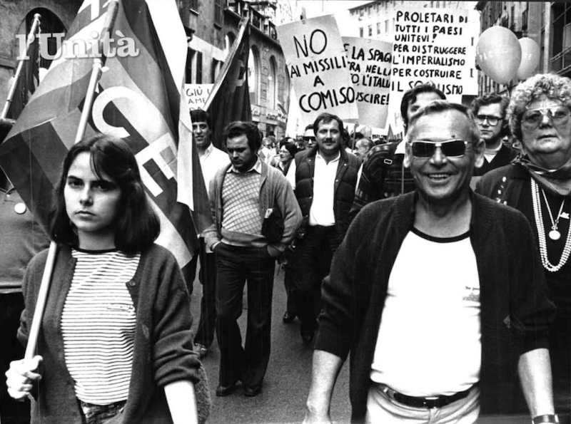 Il 17 dicembre 1982 a Comiso sfilano i partecipanti alla marcia antinucleare che ha attraversato tutta l'Italia.