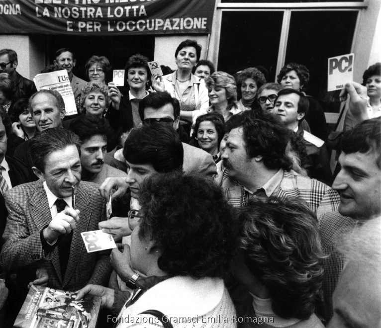 Berlinguer alla Ducati di Bologna durante la campagna elettorale.