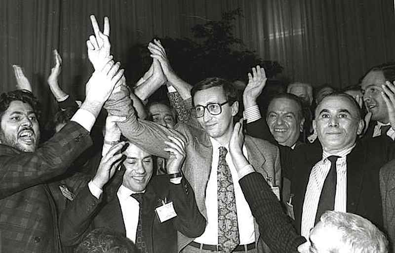 Gianfranco Fini esulta per la sua elezione a segretario del Msi nel congresso del 1987.