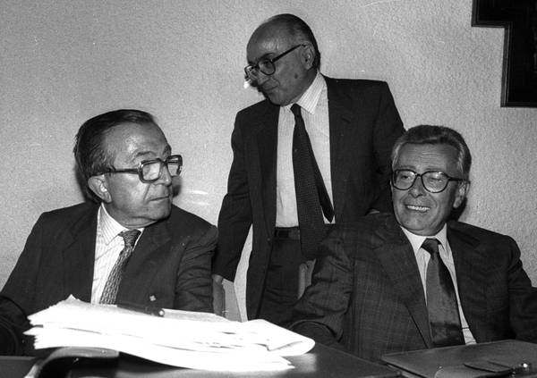 Arnaldo Forlani (a destra), eletto segretario della Dc nel febbraio 1989, con Gava e Andreotti.