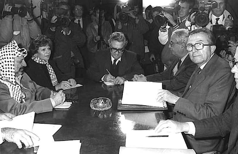 Durante la sua visita in Italia nel dicembre 1988, il leader palestinese Arafat incontra il ministro degli esteri Andreotti.