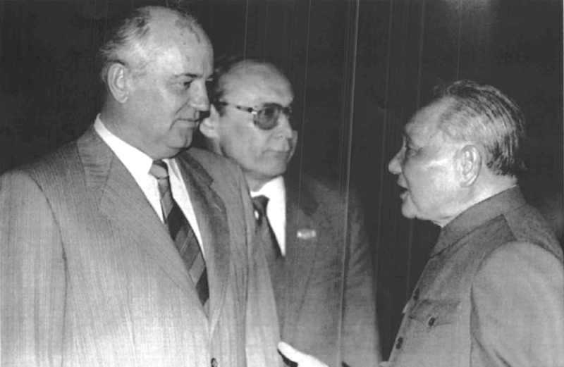 Gorbaciov, in visita ufficiale in Cina, incontra il leader cinese Deng Hsiao Ping (a destra nella foto).