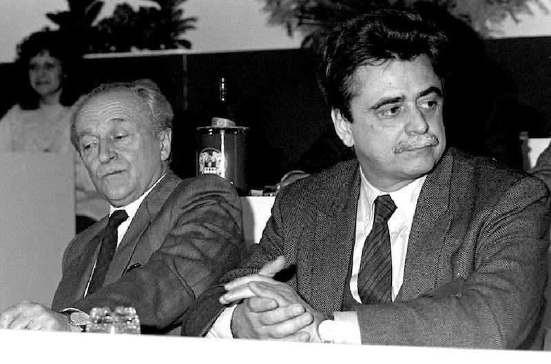 Achille Occhetto (a destra), nuovo segretario del Pci dal 21 giugno 1988, con il suo predecessore Alessandro Nata.