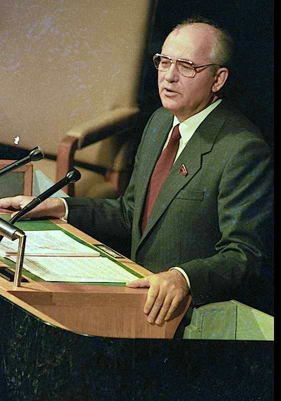 Il leader sovietico Gorbaciov, all'Assemblea generale dell'Onu del 7 dicembre 1988, annuncia il ritiro di 500.000 soldati sovietici dall'Europa e dall'Asia.