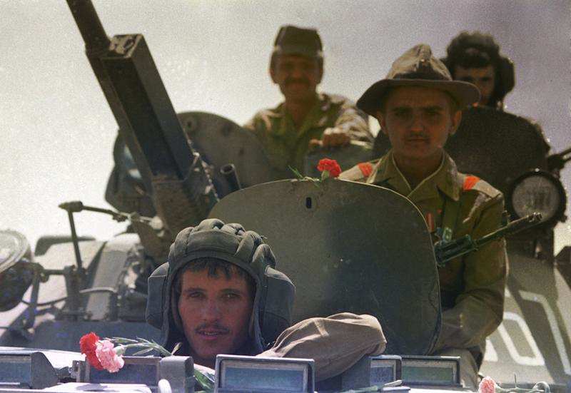Nel febbraio 1989 le truppe sovietiche si ritirano dall'Afghanistan.