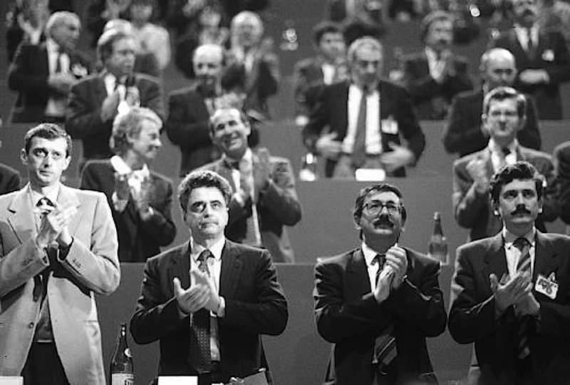 Achille Occhetto (secondo da destra), eletto segretario del Pci nel XVIII congresso del marzo 1989, con altri dirigenti del nuovo corso del partito.