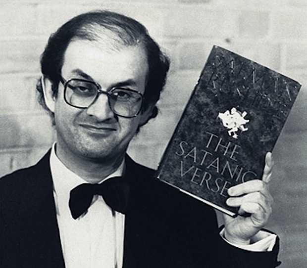 Salman Rushdie, autore dei "Versetti satanici" per i quali fu colpito dalla "fatwa", condanna a morte per blasfemia.