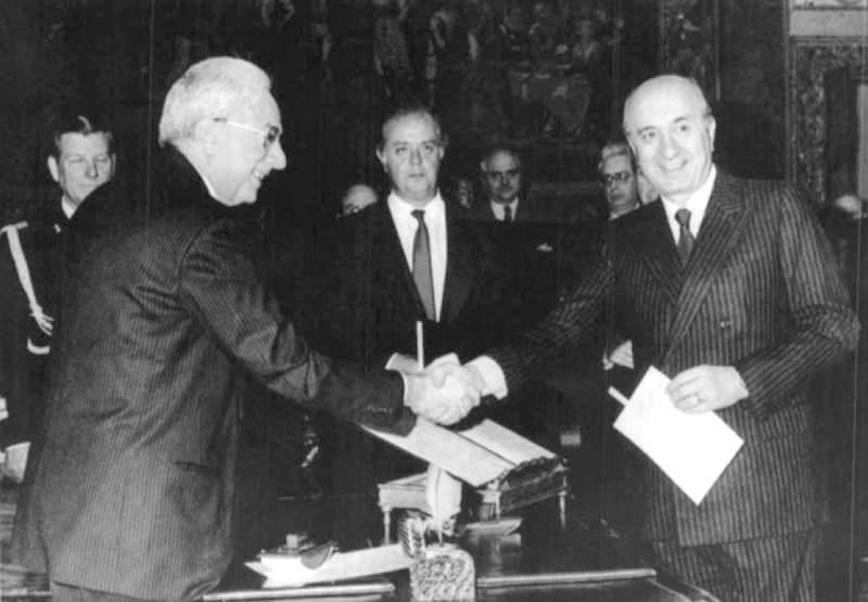De Mita giura davanti al Presidente Cossiga per la formazione del suo I governo il 13 aprile 1988.