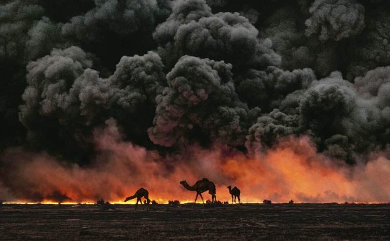 Il 17 gennaio 1991 esplode la Guerra del Golfo: i bombardieri americani distruggono pozzi petroliferi in Iraq.