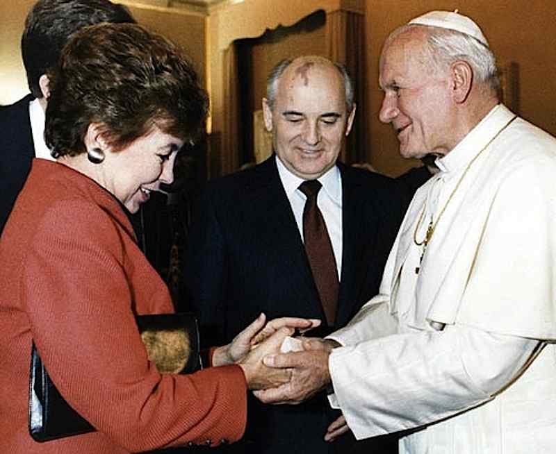 Gorbaciov, in viaggio ufficiale in Italia dal 29 novembre 1989, rende visita con la moglie Raissa al papa Giovanni Paolo II.