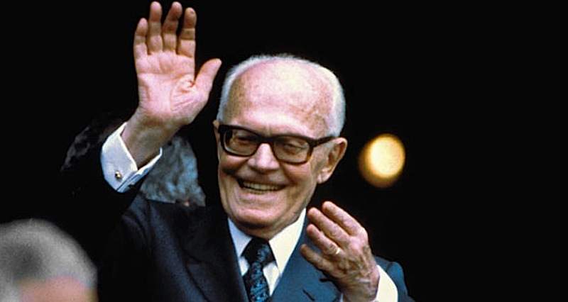 Il 24 febbraio 1990 muore Sandro Pertini, amatissimo ex presidente della Repubblica.