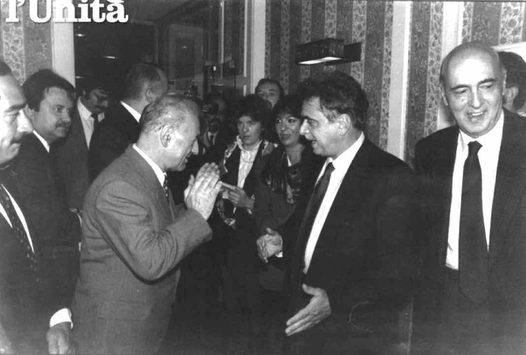Achille Occhetto, segretario del Pci, e Giorgio Napolitano in visita in Ungheria vengono calorosamente accolti da Rezso Nyers, presidente del Partito Socialista Ungherese.