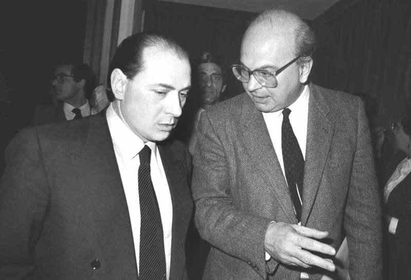 Silvio Berlusconi (a sinistra) con Bettino Craxi, che nel 1984 emanò i cosiddetti “decreti Berlusconi” volti a difendere le reti Fininvest da incombenti interventi della magistratura in nome della pluralità dell'informazione. Il Psi di Craxi si fece promotore della successiva legge Mammì del 1990 che sanzionò la nascita del duopolio televisivo Rai-Fininvest.