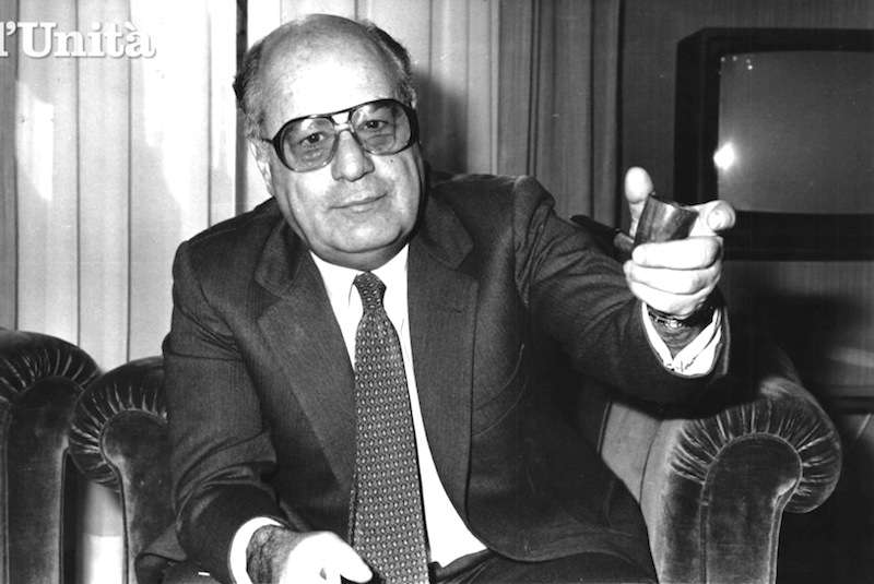 Oscar Mammì, ministro delle Poste e Telecomunicazioni, artefice della cosiddetta “legge Mammì” (legge n. 223 del 6-8-90) emanata a seguito del pronunciamento di incostituzionalità da parte della Corte Costituzionale sull'ordinamento delle reti tv nazionali previsto  dalla precedente legge n. 10 del 1985. La legge Mammì consentiva concentrazioni di reti nazionali nelle mani di un singolo soggetto fino ad un numero massimo di tre, come nel caso esistente della Fininvest di Berlusconi.