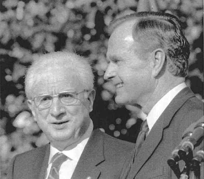 Cossiga in visita ufficiale negli Usa nell'ottobre 1989 viene accolto dal presidente Bush.