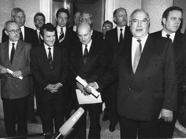 I tre leader della coalizione Alleanza per la Germania, che vincerà le elezioni del 18 marzo 1990 in Germania Est, incontrano a Berlino Ovest il cancelliere Helmut Kohl (a destra nella foto) all'inizio della campagna elettorale.