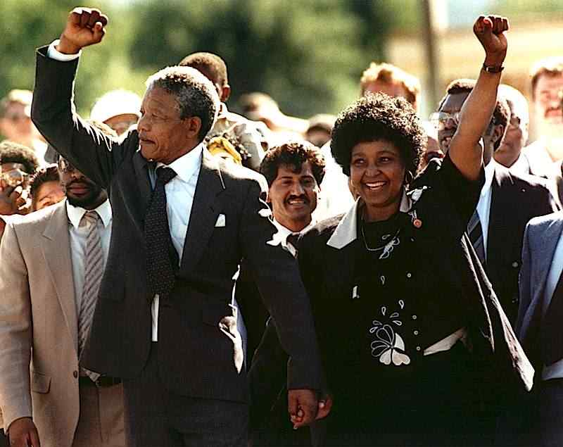 Dopo 27 anni di prigionia viene scarcerato in Sudafrica il leader anti-apartheid Nelson Mandela.