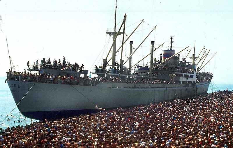 Dai primi giorni di marzo del 1991 vi furono massicci sbarchi di profughi albanesi sulle coste pugliesi; il più clamoroso fu quello della nave Vlora che attraccò al porto di Bari il 8 agosto 1991 con migliaia di albanesi (forse 20.000) a bordo.