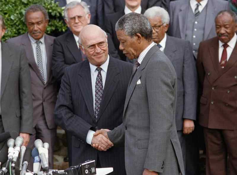 Il 7 giugno in Sudafrica il presidente De Klerk annuncia riforme costituzionali secondo le richieste del movimento antiapartheid capeggiato da Nelson Mandela (a destra nella foto  mentre stringe la mano a De Klerk).