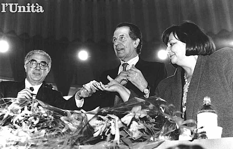 Il Movimento per la Rifondazione Comunista nel suo congresso del 15 dicembre 1991 si trasforma in partito (PRC); Sergio Garavini (al centro nella foto) viene eletto segretario.