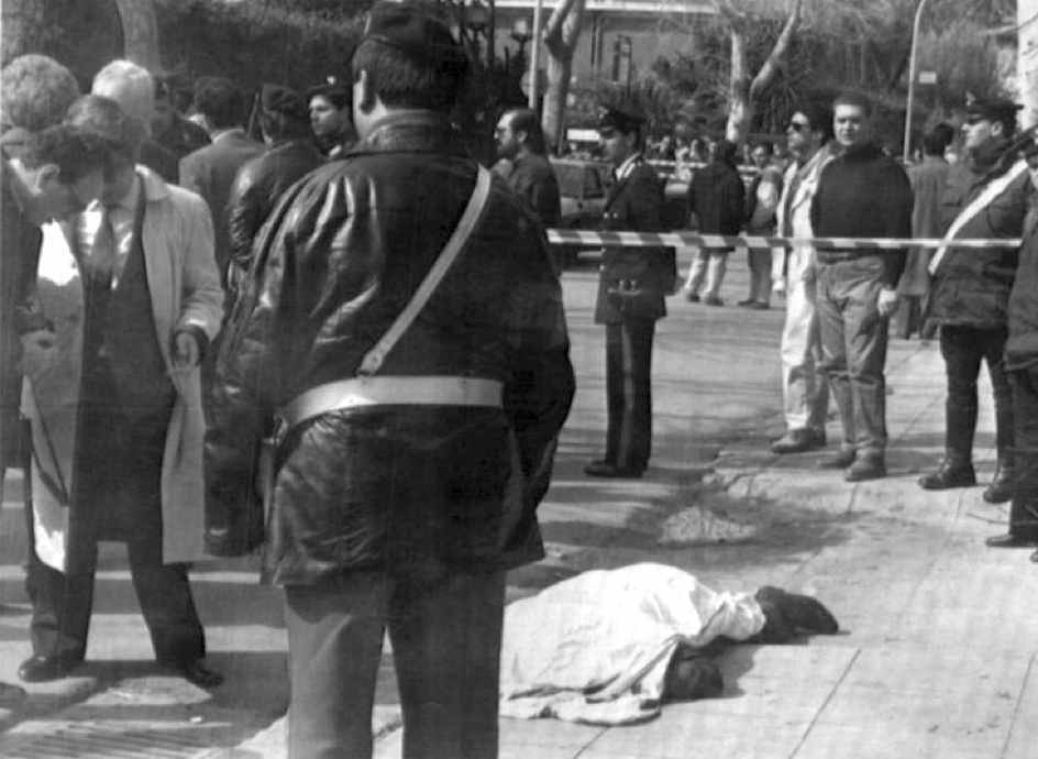 Il corpo di Salvo Lima, esponente siciliano della Dc, ucciso dalla mafia a Palermo il 12 marzo 1992.