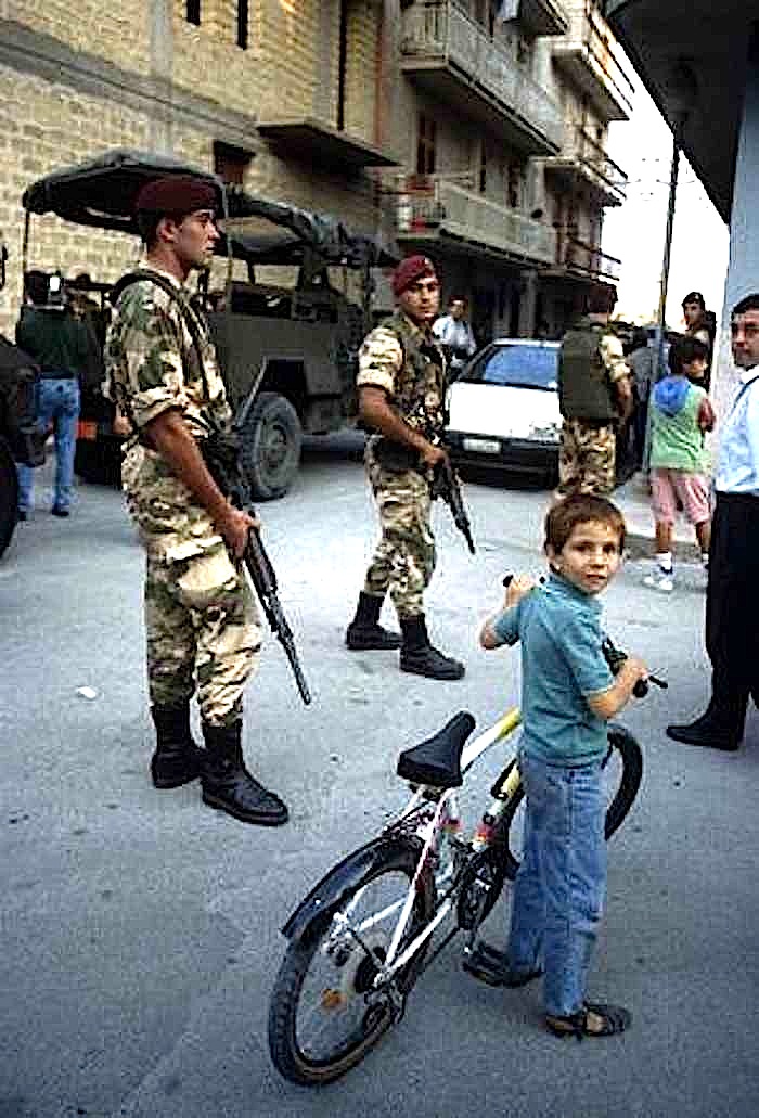 Militari in pattugliamento durante l'operazione "Vespri siciliani" nel 1992.