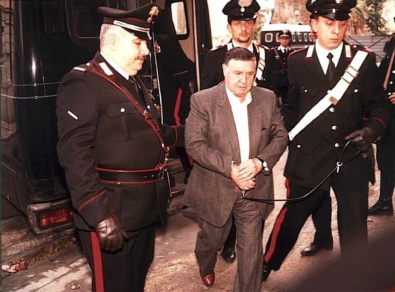 Il 15 gennaio 1993 a Palermo viene arrestato, dopo lunga latitanza, il boss di Cosa nostra Totò Riina.